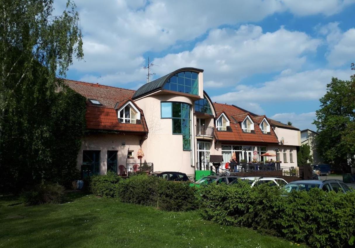 Hotel COLCHI Uničov Buitenkant foto